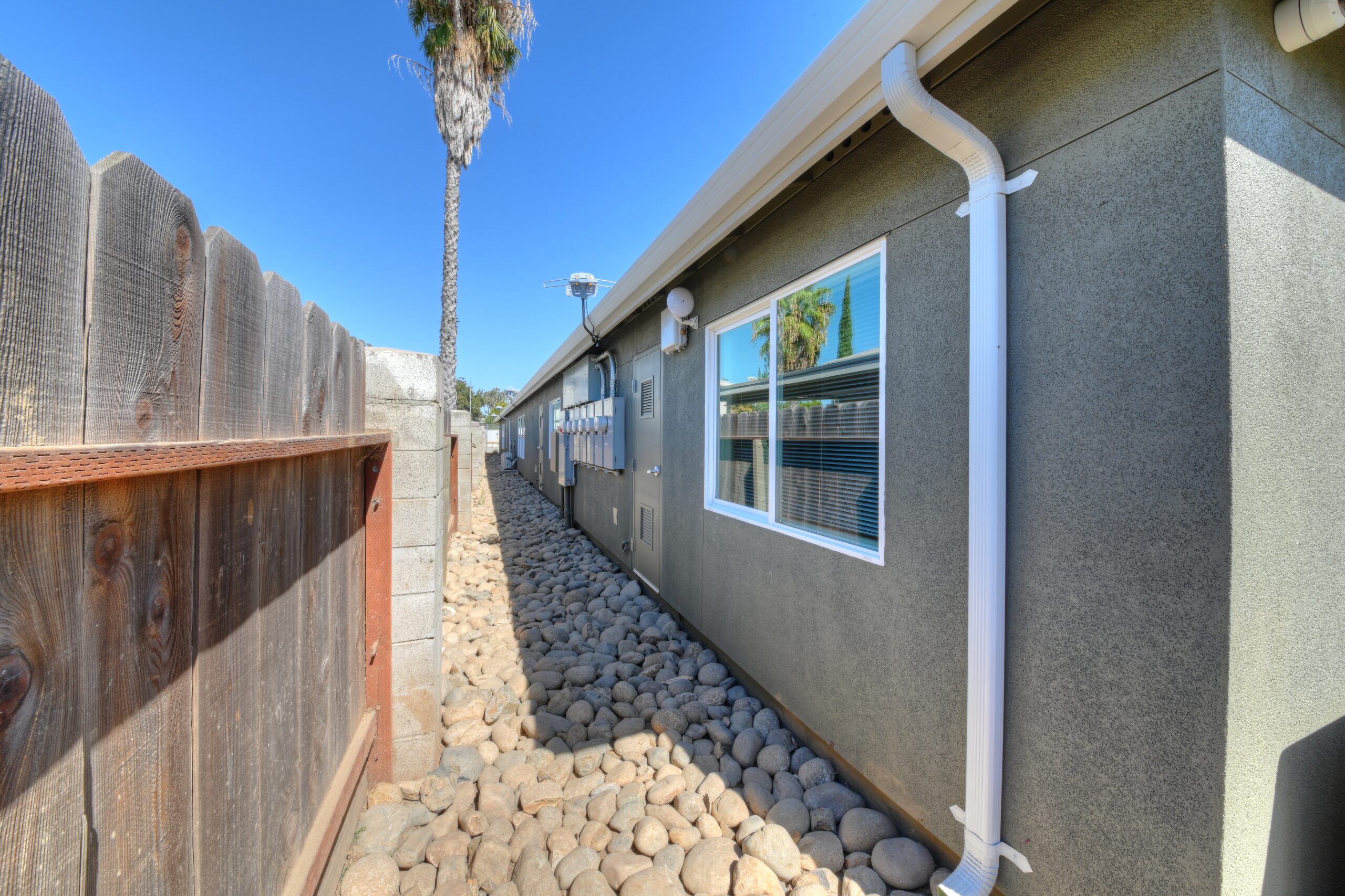 23107 835 California